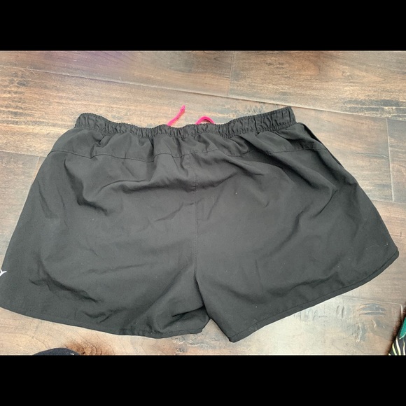 Athletic shorts - Picture 2 of 3